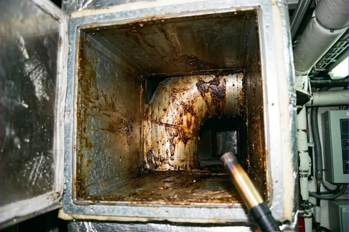 Galley extraction duct coated with layered brown grease before degreasing
